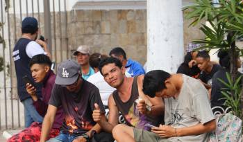 Migrantes esperan este miércoles, en las principales plazas de la ciudad de Tapachula en el estado de Chiapas (México).
