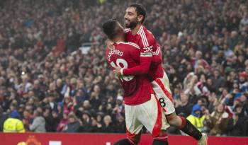 Los jugadores del United, Bruno Fernandes y Casemiro (i) celebran el segundo gol de su equipo.