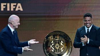 El presidente de la FIFA, Gianni Infantino (izq.) junto con el ex futbolista Ronaldo presentando el nuevo trofeo del Mundial de Clubes.