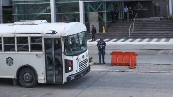 Policía vigila hotel que hospeda a los expulsados.