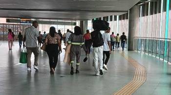 Los usuarios gastan como mínimo $1,70 a diario al utilizar ambas líneas del metro.