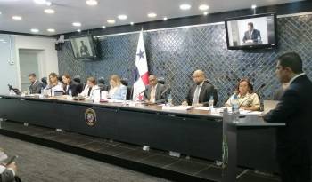 El gerente general nominado del Banco Hipotecario Nacional, Gilberto Ortega Maltez sustenta su hoja de vida ante los comisionados de Credenciales.
