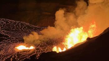 Esta imagen proporcionada por el Servicio Geológico de los Estados Unidos muestra una vista de una nueva erupción dentro de la caldera del cráter de la cumbre de Kilauea.