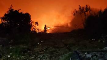 Más de 30 bomberos intentan apagar el fuego en el vertedero.