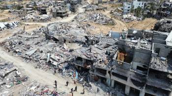 Vista aérea tomada con un dron que muestra la destrucción general en la ciudad de Jan Yunis, en la Franja de Gaza.