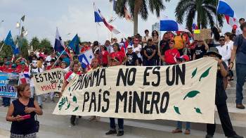 Ciudadanos se concentraron en la cinta costera para protestar contra las reformas a la CSS y la minería.