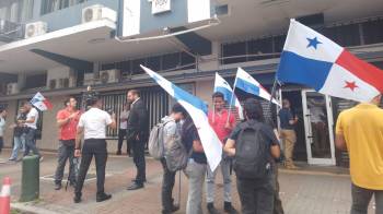 Los jóvenes, acusados de supuestamente agredir a un agente de la Policía Nacional, llegaron junto con sus abogados, el vicerrector académico de la UP, Emilio Moreno.