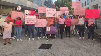 Familiares y amigos se manifestaron durante la audiencia contra la segunda investigada por el caso de Dayra Caicedo