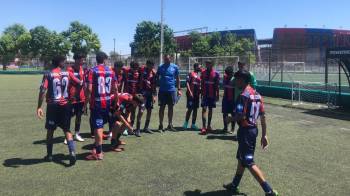 Los jóvenes panameños y ecuatorianos, junto a uno de los técnicos del club San Lorenzo antes de iniciar la práctica.