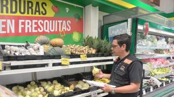 Las autoridades panameñas durante el inventario de papa y cebolla que llevan a cabo en los comercios.