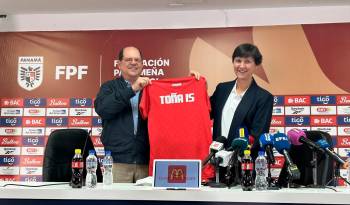 María Antonia Toña Is Piñera junto al presidente de la Fepafut, Manuel Arias, durante su presentación como la nueva entrenadora de la Selección Nacional Femenina de Panamá.