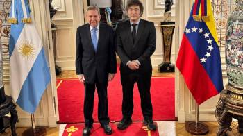 El presidente de Argentina, Javier Milei (d), junto al líder opositor venezolano Edmundo González Urrutia este sábado, en la Casa Rosada en Buenos Aires (Argentina).