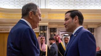 En esta imagen distribuida por la Agencia de Prensa Saudita, el secretario de Estado de EE. UU., Marco Rubio (derecha), estrecha la mano del ministro de Relaciones Exteriores de Rusia, Sergei Lavrov, durante su reunión en el Palacio de Diriyah, en Riad, Arabia Saudita, el 18 de febrero de 2025.