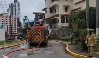 Bomberos llegan a La Cresta para atender incendio en un edificio.