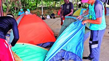 Los migrantes enfrentan dificultades extremas, desde las duras condiciones de la selva hasta la falta de alimentos, agua potable y refugio.