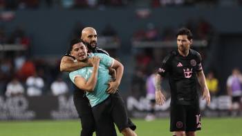 Yassine Cheuko, guardaespaldas de Messi, segundos después de haber sido derribado por un aficionado en el estadio Rommel Fernández, en Panamá.