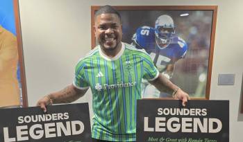 El panameño, Román Torres celebrando su homenaje del Seattle Sounders.