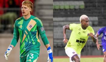 Los futbolistas, John Gunn (i.) y Tomás Rodríguez (d.).