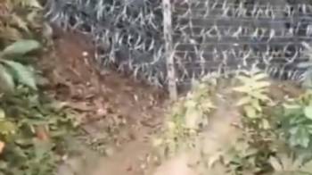 En las redes sociales circulan videos que muestran la cerca en las trochas y en el audio se escucha la queja de los migrantes por esta construcción.