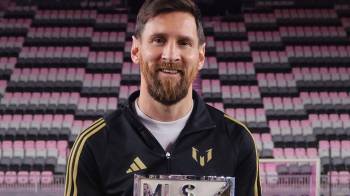 El delantero del Inter Miami, Lionel Messi recibiendo el Premio Landon Donovan 2024.