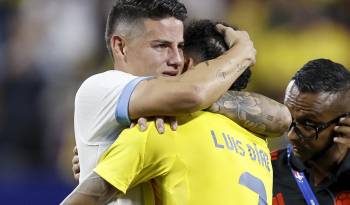 El centrocampista y capitán de Colombia, James Rodríguez (i) celebrando con Luis Díaz (d) la clasificación de Colombia a la final de la Copa América 2024.