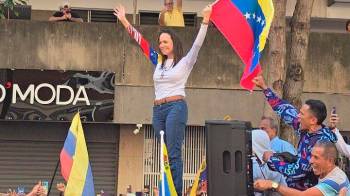 Fotografía tomada de una publicación en la cuenta oficial de la red social X de la líder opositora de Venezuela María Corina Machado donde aparece en una protesta este jueves, en Caracas.