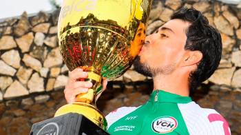 El panameño, Bolívar Espinosa festejando su coronación de la Vuelta Ciclista Internacional a Chiriquí.