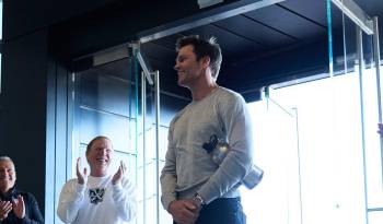 Tom Brady en su visita a las instalaciones de los Raiders.