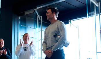 Tom Brady en su visita a las instalaciones de los Raiders.