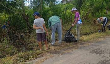 Vecinos en la comunidad de Boca Parita de Monagrillo participaron en la jornada de limpieza del Minsa.