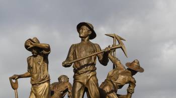 Develan monumento en honor a gallegos que trabajaron en la construcción del Canal