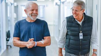 El presidente Luiz Inacio ‘Lula’ da Silva (izq.) camina junto a su cirujano Marcos Stavale en la clínica Sirio-Libanesa, en la ciudad de Sao Pablo.