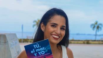 La autora Aimeth Sanjur Lasso muestra la portada de su primer libro.