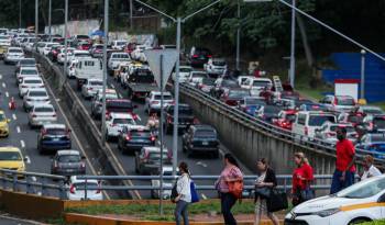 La vía original contaba con 2 carriles, elevada ahora a 5 carriles.