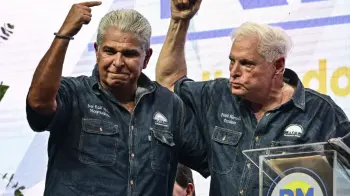 José Raúl Mulino y Ricardo Martinelli durante la campaña presidencial.