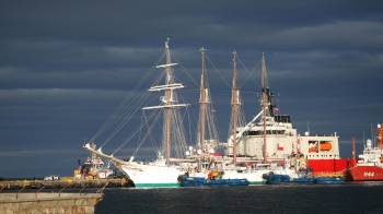 El buque escuela Juan Sebastián de Elcano llega al muelle Prat del Puerto de Punta Arenas este martes, en Punta Arenas (Chile). EFE/ Claudio Monge