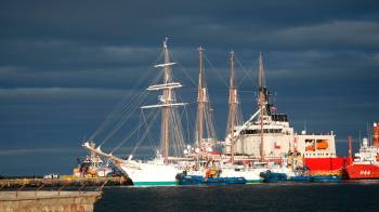 El buque escuela Juan Sebastián de Elcano llega al muelle Prat del Puerto de Punta Arenas este martes, en Punta Arenas (Chile). EFE/ Claudio Monge