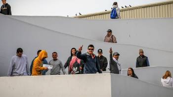 Fotografía de archivo, tomada el pasado 22 de enero, en la que se registró a un grupo de migrantes deportados desde Estados Unidos, a su llegada al puerto fronterizo de El Chaparral, en Tijuana.