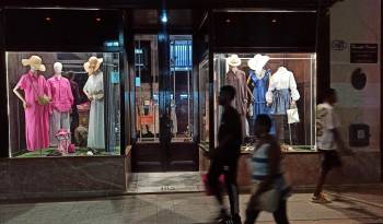 Personas caminan frente a una tienda de ropa el 28 de mayo de 2024 en La Habana (Cuba).