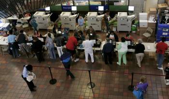 Fotografía de archivo del 27 de octubre de 2024 en donde se ven residentes en el condado de Miami-Dade que esperan para depositar su voto en las votaciones anticipadas de las elecciones estadounidenses que se celebran en Miami.