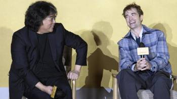 El director surcoreano Bong Joon-ho (I) y el actor británico Robert Pattinson asisten a una conferencia de prensa en Seúl.