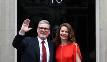 El nuevo Primer Ministro de Gran Bretaña, Keir Starmer (L), y su esposa Victoria Starmer.