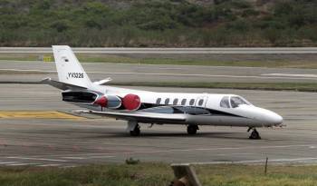 Fotografía que muestra un avión oficial venezolano este viernes en el aeropuerto de la ciudad fronteriza colombiana de Cúcuta.