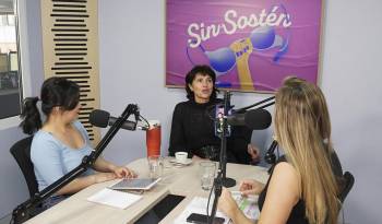 La actriz Paola Turbay (c) habla durante una entrevista en el pódcast 'Sin Sostén', el 3 de mayo de 2024, en Bogotá (Colombia).