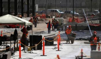 Obreros trabajan en una construcción, el 21 de junio de 2024, en Ciudad Juárez (México).