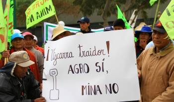 Fotografía de archivo en donde se ven los pobladores del valle agrícola del Tambo mientras marchan en contra del proyecto minero Tía María, en la provincia peruana de Islay, región de Arequipa (Perú) en 2019.