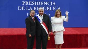 Fotografía de archivo del pasado 1 de julio del presidente de Panamá, José Raúl Mulino (c), y su esposa, Maricel Cohen (d), mientras posan con el presidente de Colombia, Gustavo Petro, en la ciudad de Panamá.