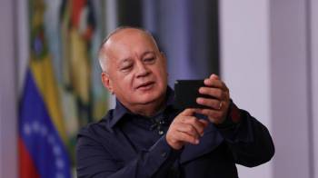 Fotografía cedida por Prensa del Ministerio de Interior, Justicia y Paz, del ministro de esa cartera, Diosdado Cabello, en su programa de televisión Con el mazo dando.