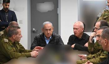 Fotografía cedida por la Oficina del Primer Ministro israelí de Israel, Benjamín Netanyahu (c), quien sigue el ataque a Irán este sábado, en la base militar de Kyria en Tel Aviv (Israel).