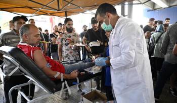 La gente dona sangre un día después de las explosiones de buscapersonas, en el suburbio sur de Beirut, Líbano, el 18 de septiembre de 2024.